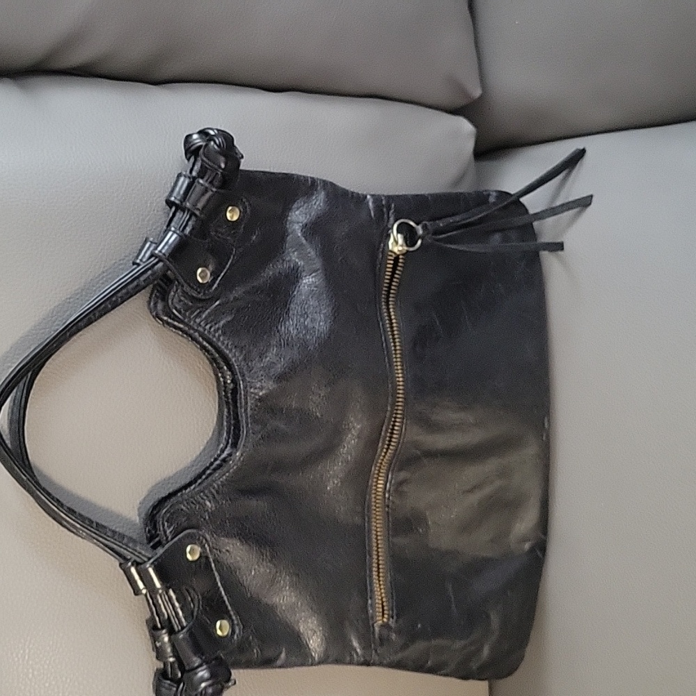 removable shoulder strap and front/back zippered pockets,